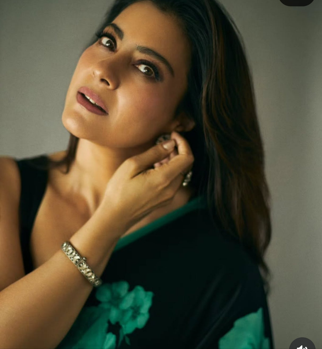 KAJOL WEAR BEAUTIFUL BLACK COLOR WITH FLOWER DESIGN SAREE