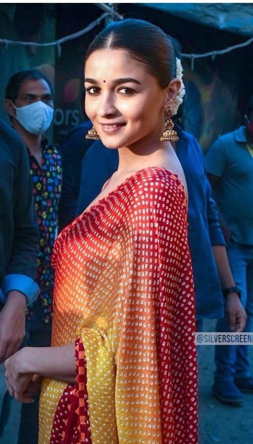 AALIYA WEAR TRADITIONAL MULTI COLOR BANDHANI SAREE.